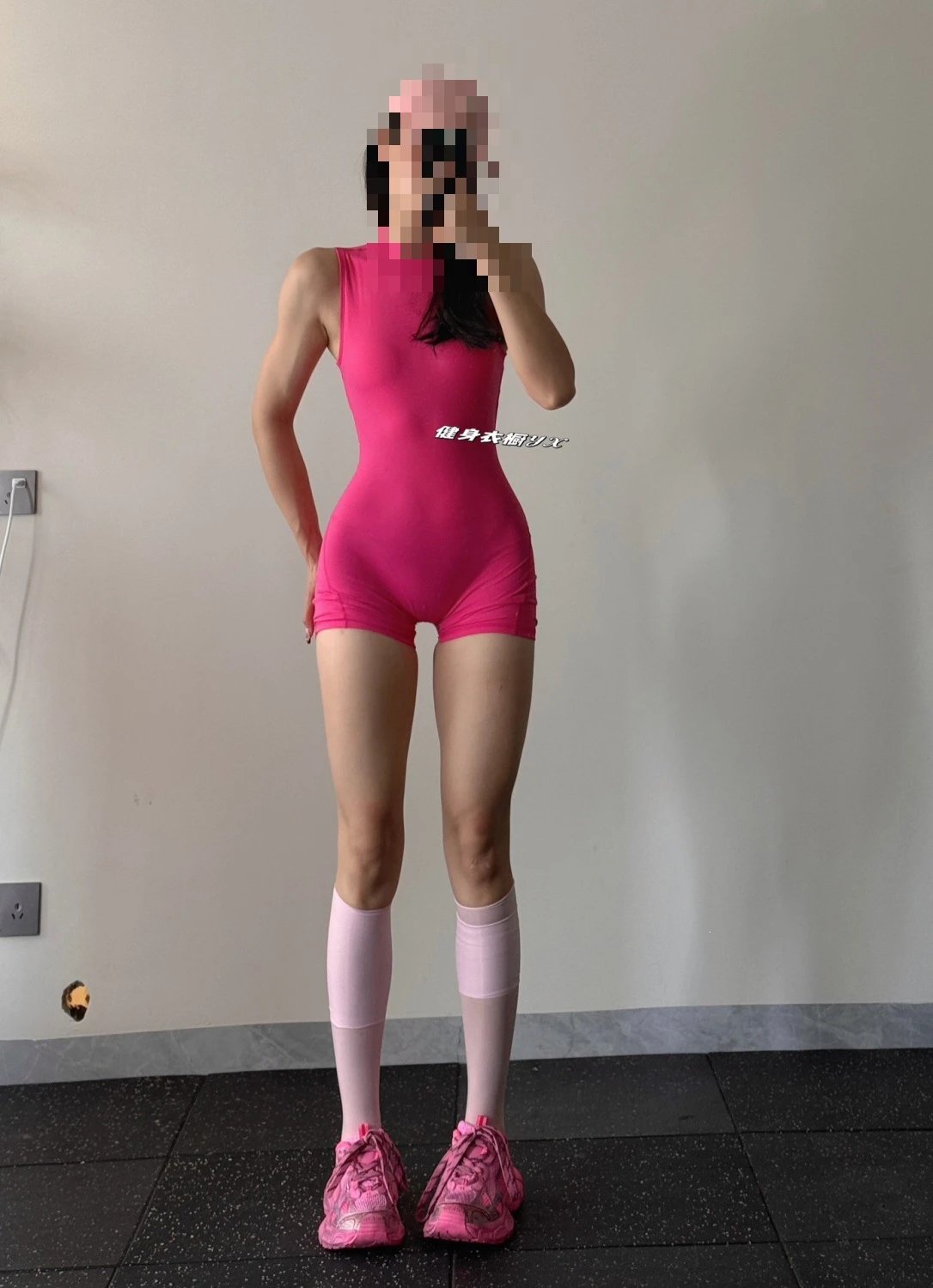 Design Red Cut-Out Back Bodysuit with Shorts Activewear - 15