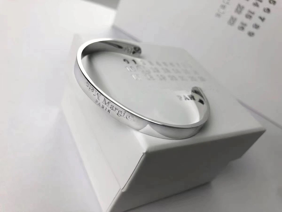 银色光面颠倒字母