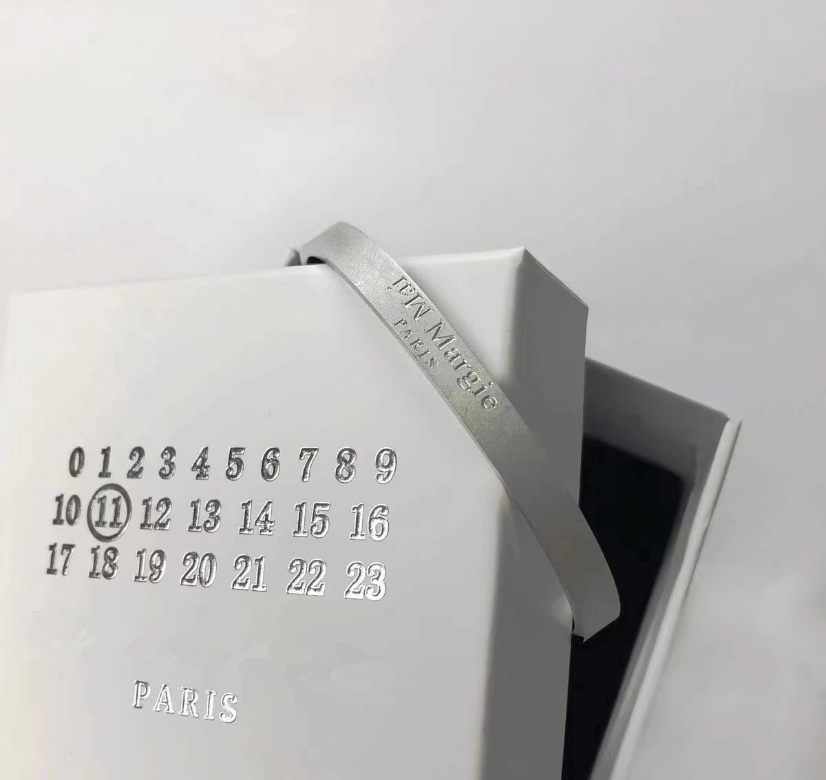 银色磨砂颠倒字母
