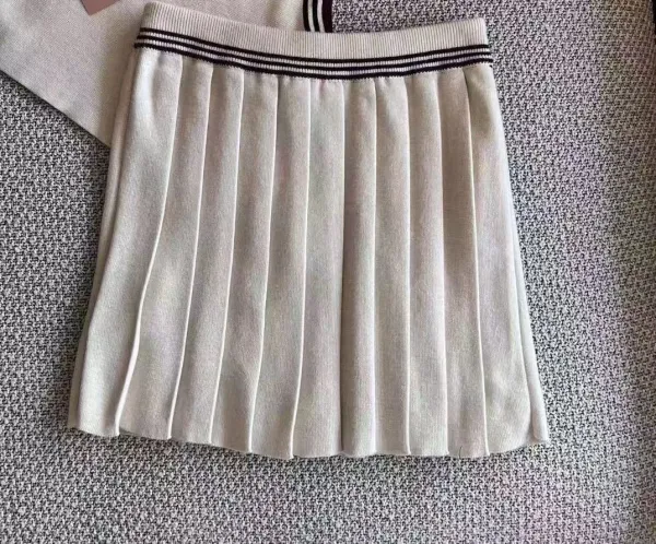 Design V-Neck Ribbed Knit Sweater Beige with Black Trim - 13