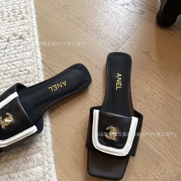 Design Chanel Square-Toe Mule in Beige Suede with CC Logo Sandals - 8