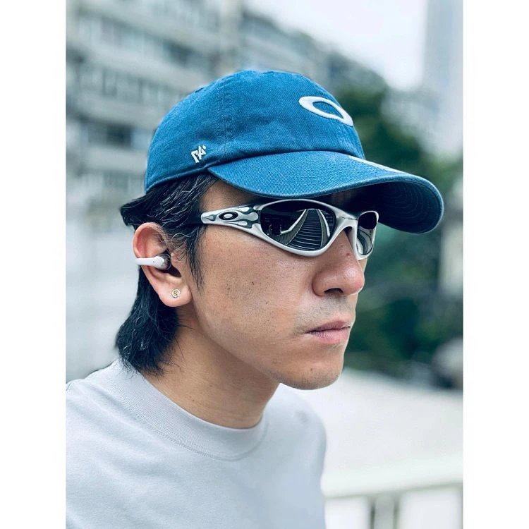 Oakley Frogskins Sunglasses Silver Frame with Black Lenses - 4
