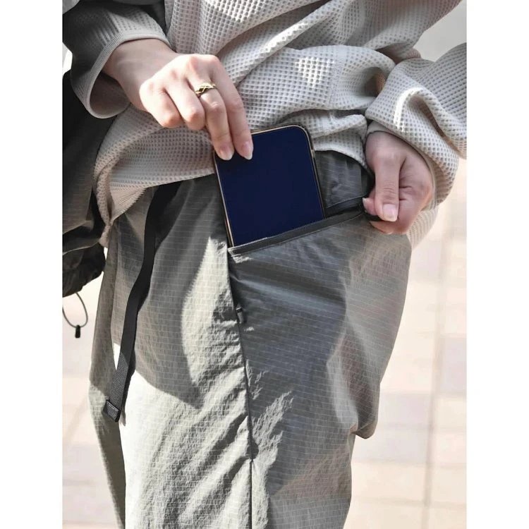 Design Grid-Textured Cargo Pants in Gray