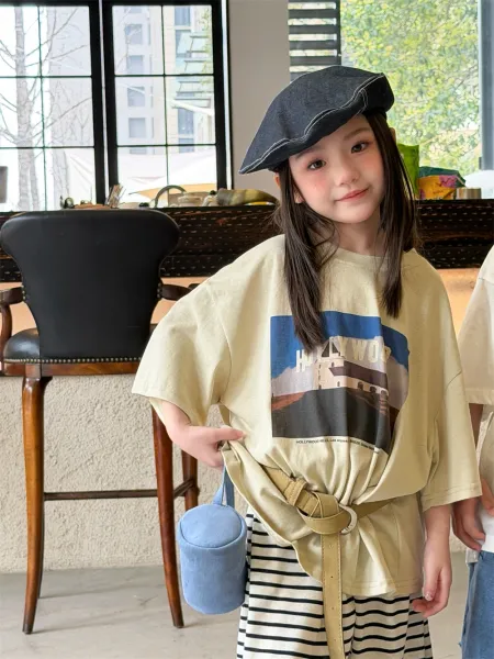 Design Hollywood Graphic Oversized T-Shirt Beige with Striped Pants and Beret - 12