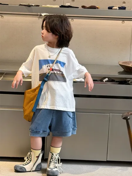 Design Hollywood Graphic Oversized T-Shirt Beige with Striped Pants and Beret - 9