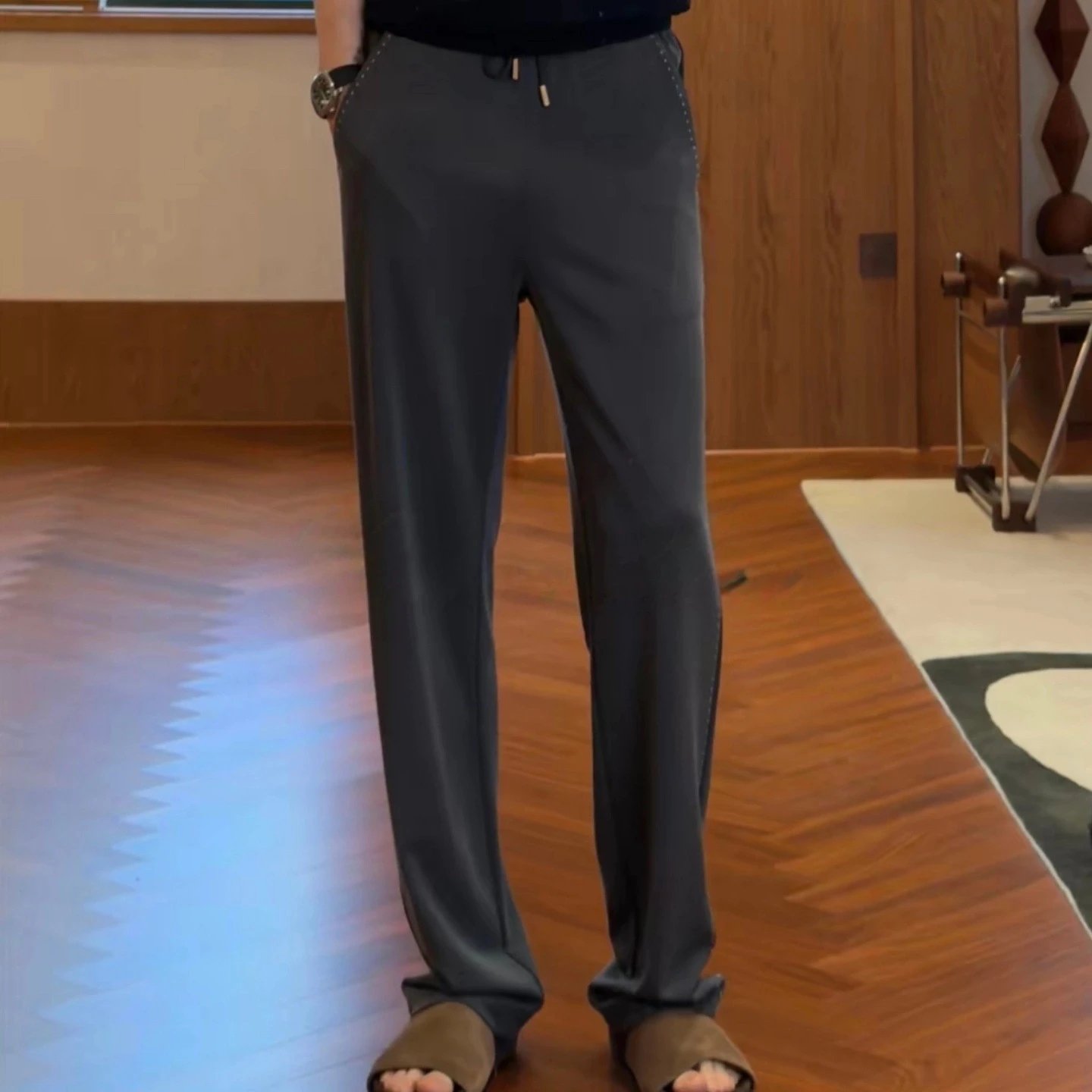灰色