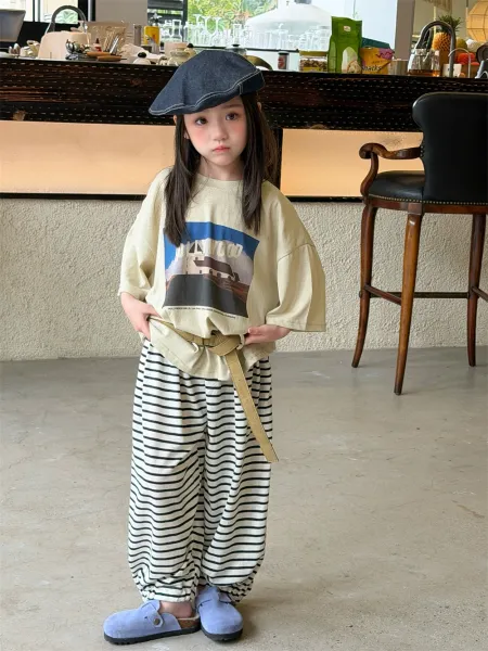 Design Hollywood Graphic Oversized T-Shirt Beige with Striped Pants and Beret - 13