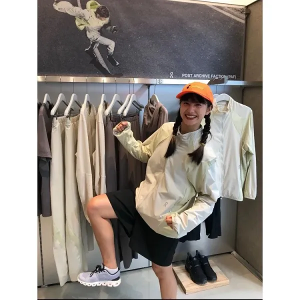 On Running Windbreaker Light Beige Windbreaker Outerwear.windbreaker - 18