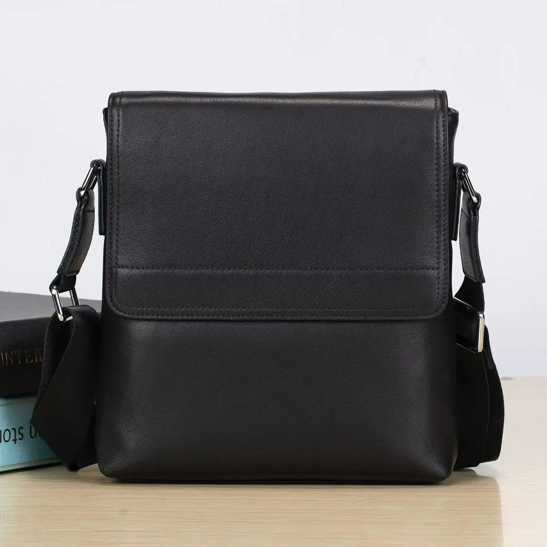 休闲商务通勤男士竖款翻盖单肩挎包头层牛皮单肩包shoulder bag