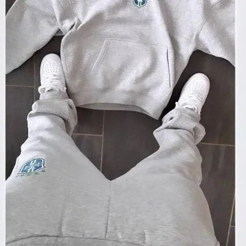 Grey pants (badge)