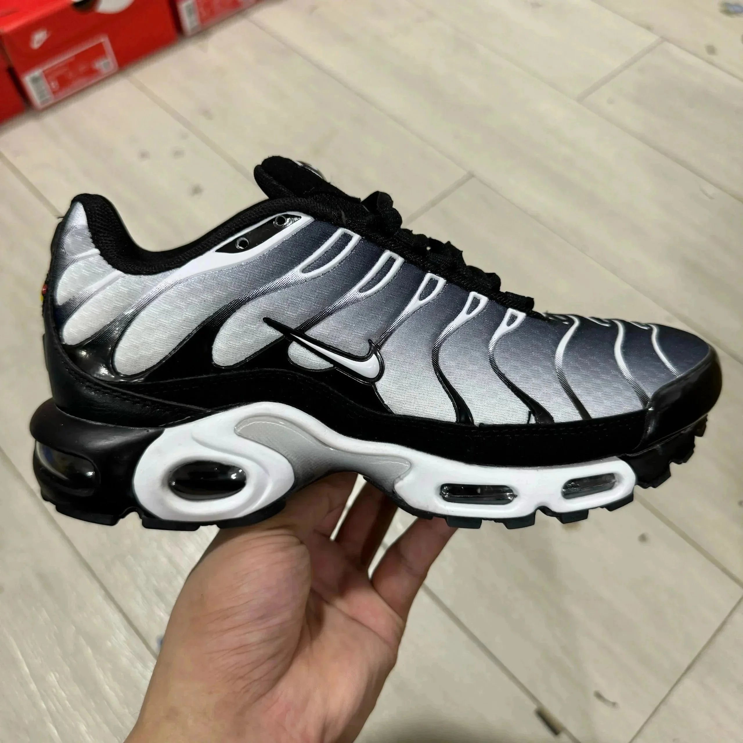Goods 10 Black Grey