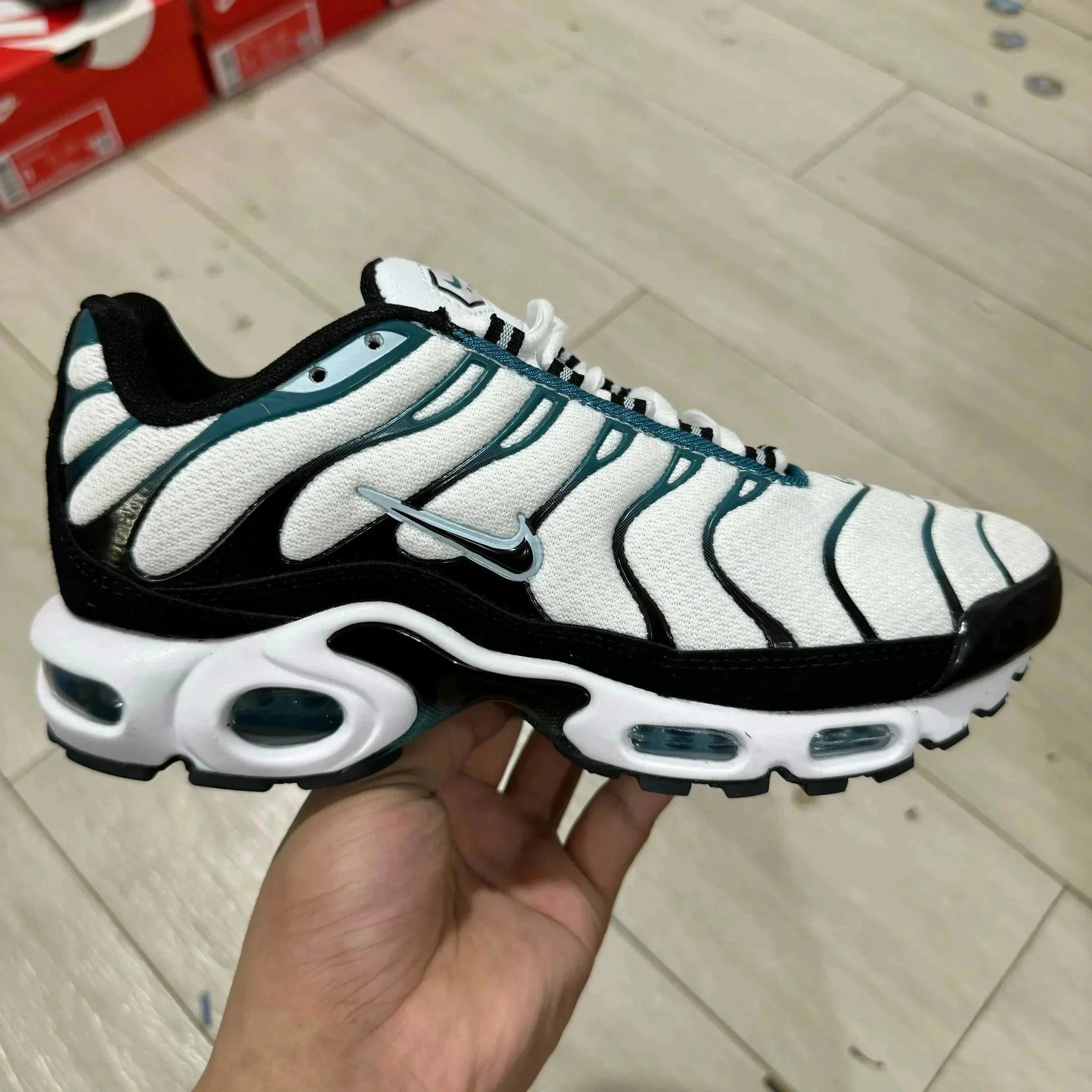 Product 11 White Black