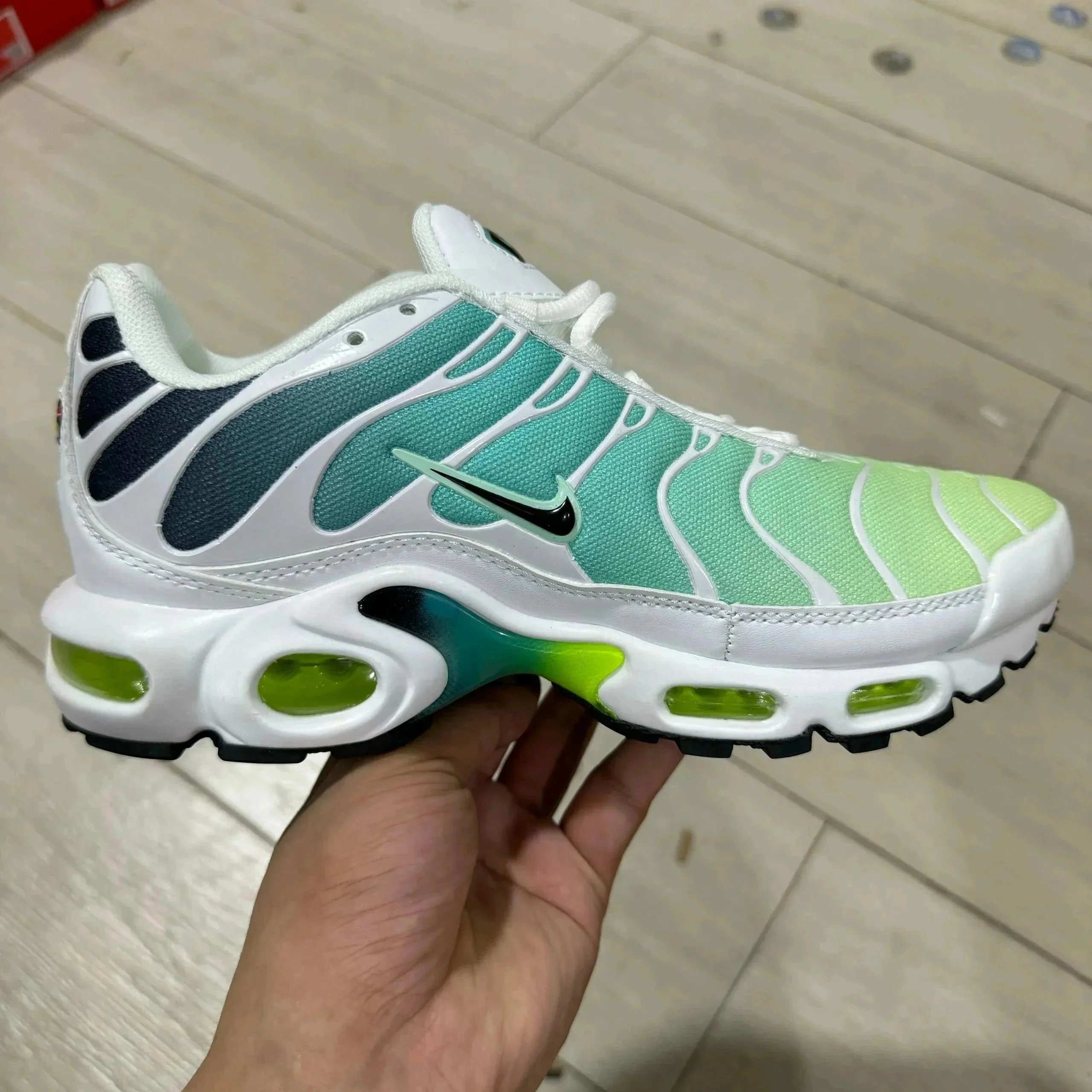 19 White Blue Green
