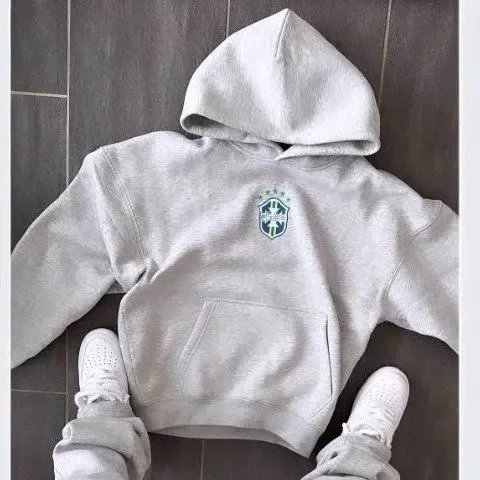 Grey hooded sweatshirt (badge)