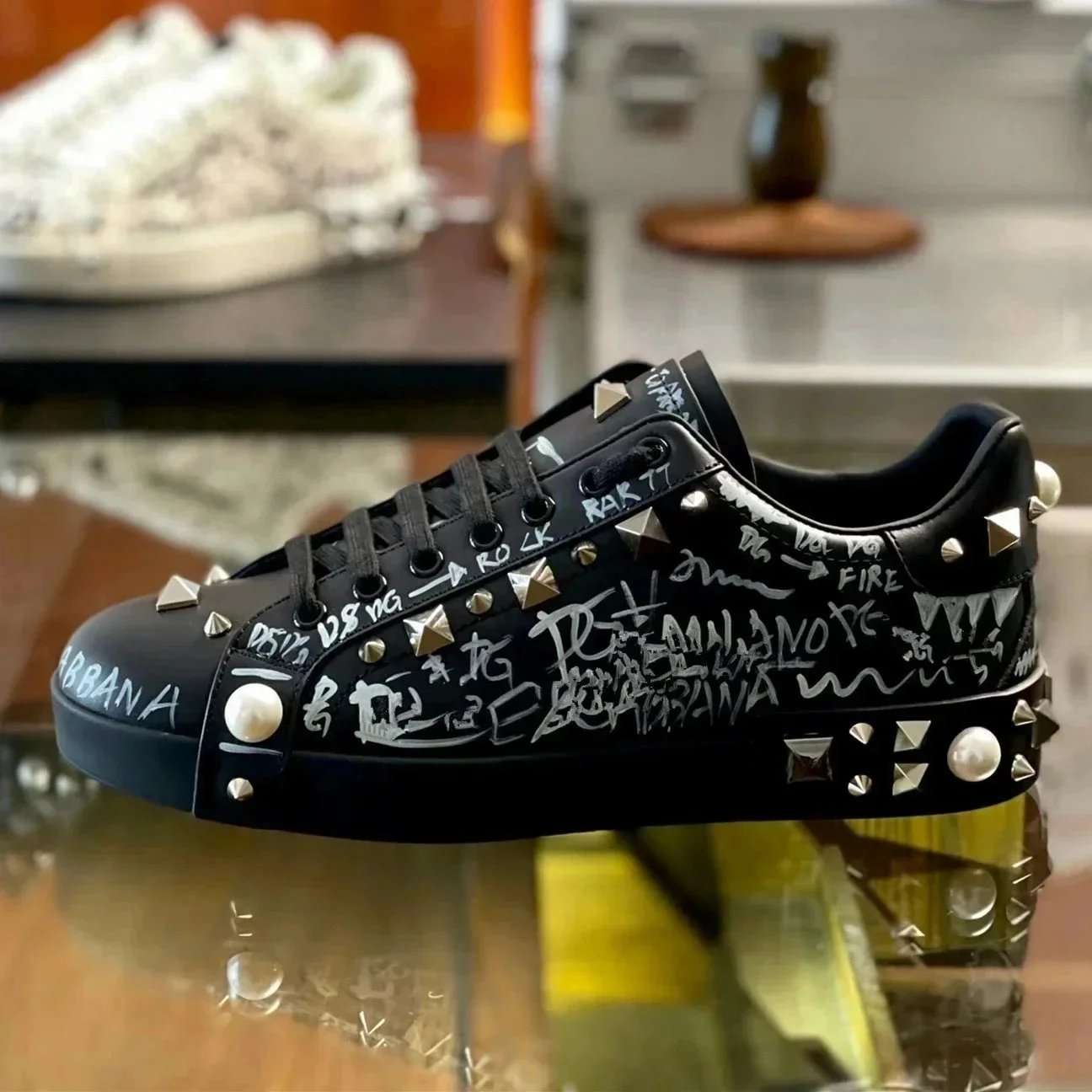 Dolce & Gabbana Sneakers Graffiti-print embellished low-top — Wine red