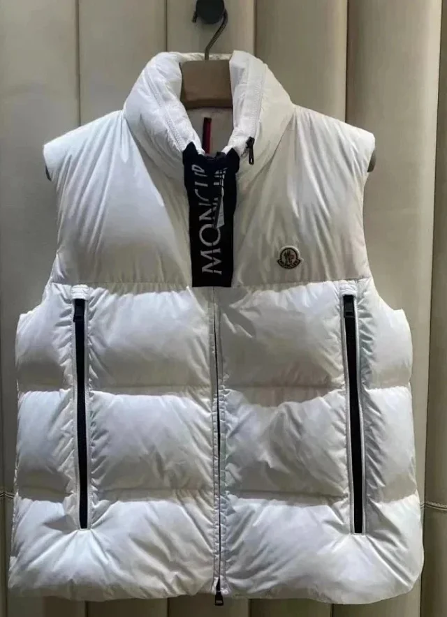 Moncler Down Jackets Hooded quilted puffer product detail image 4