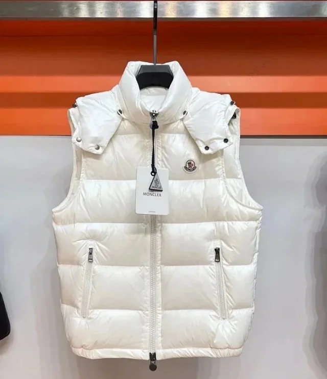 Moncler Down Jackets Hooded quilted puffer product detail image 6