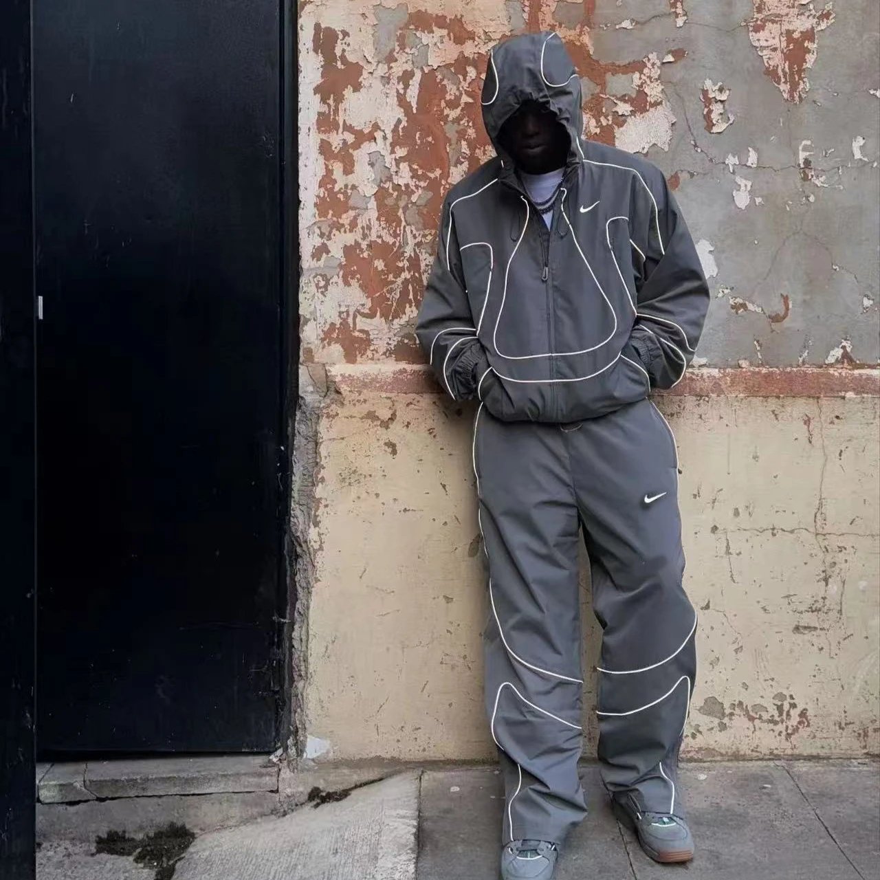 灰色（外套+裤子）