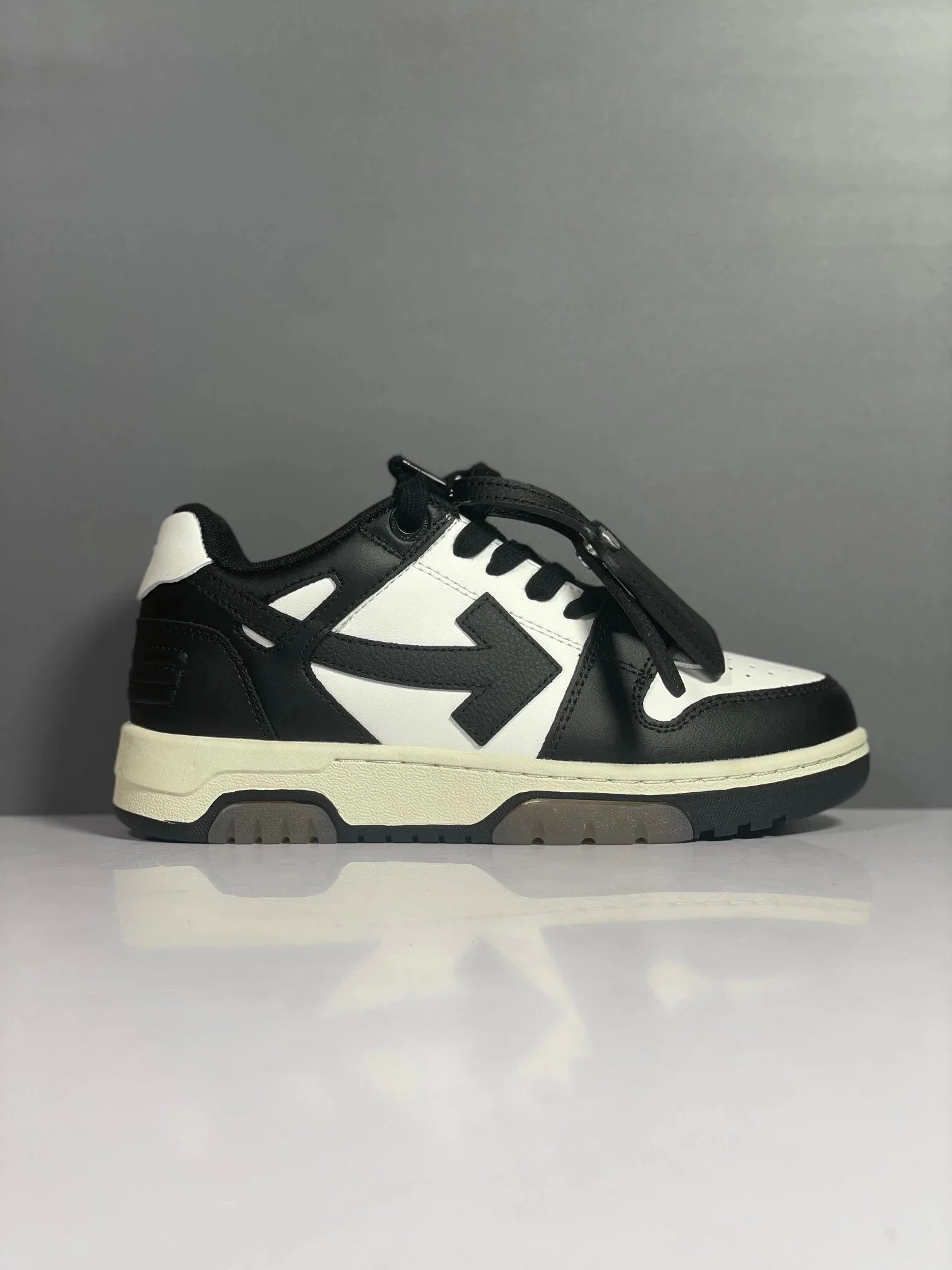 Off-White Arrow Low Black/White Sneakers - 1