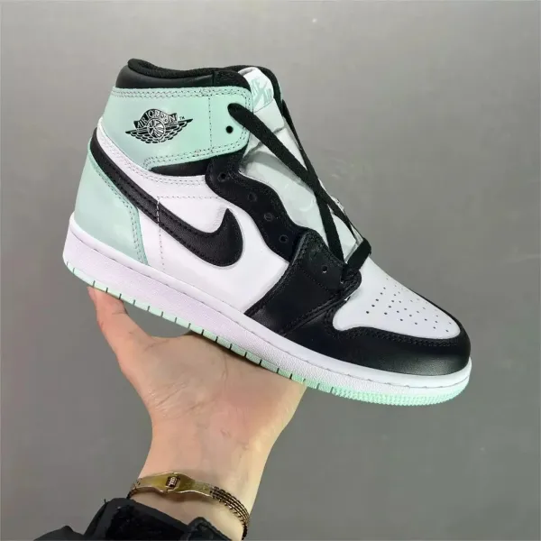 Air Jordan 1 Mid Pine Green Sneakers - 9