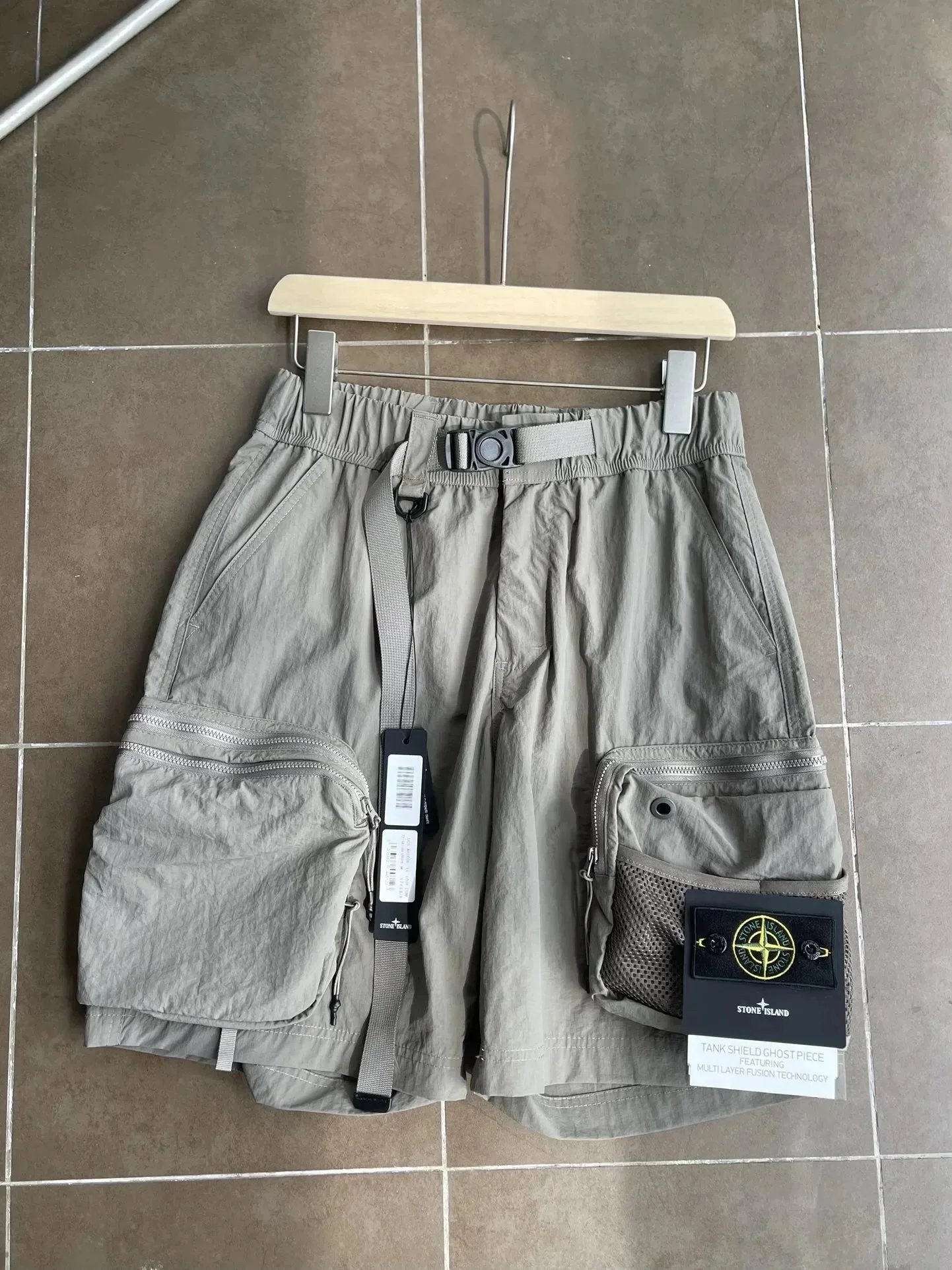 Stone Island Logo Patch Shorts Beige - 6