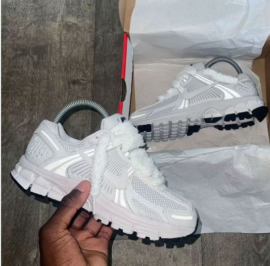 Nike Shox R4 White/Black Running Shoes - 2