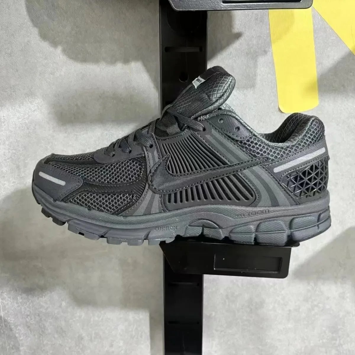 Nike Shox R4 White/Black Running Shoes - 7