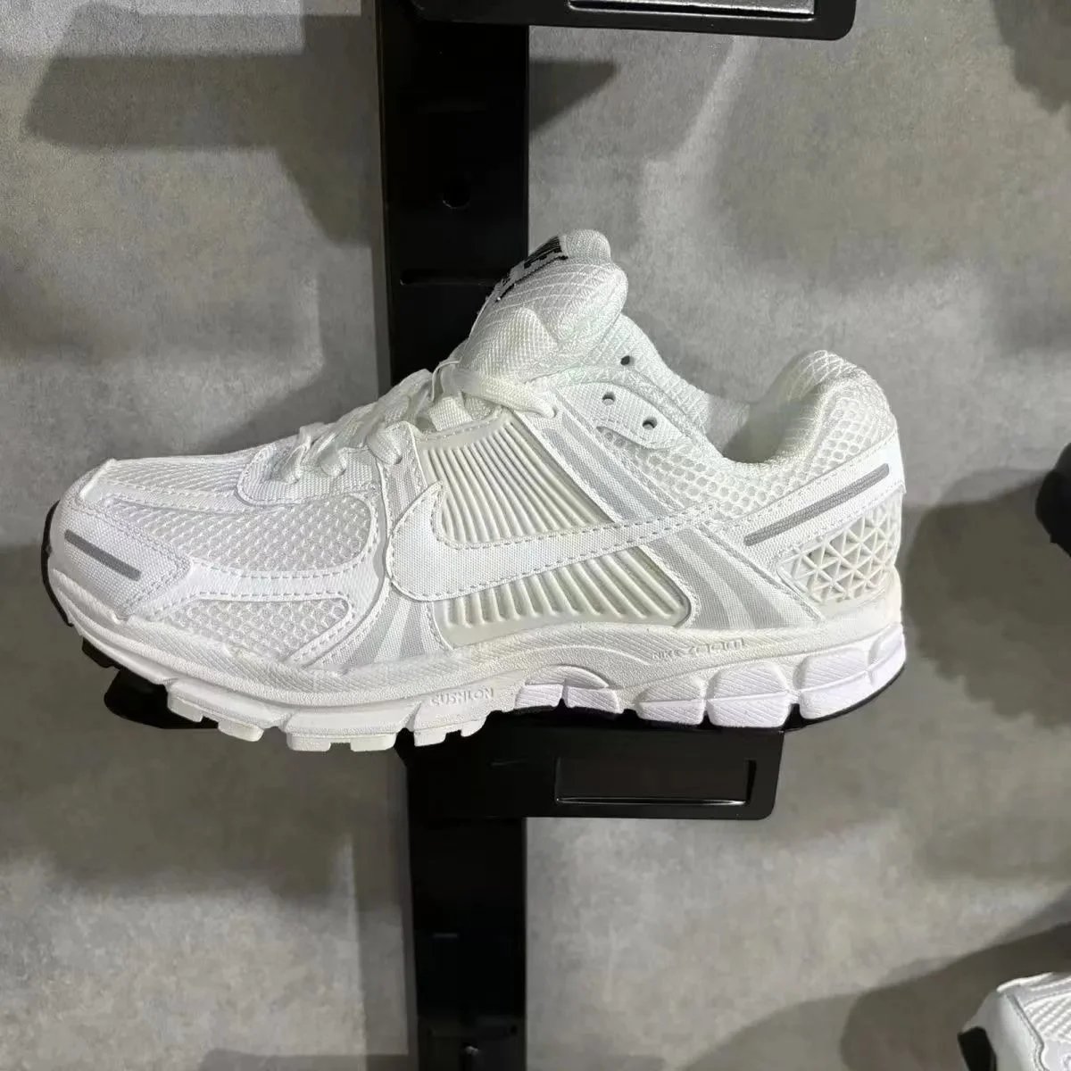 Nike Shox R4 White/Black Running Shoes - 5