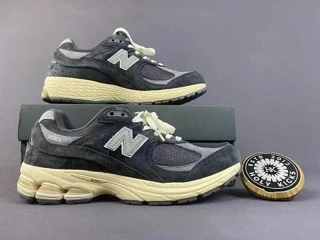 New Balance Sneakers 2002R product detail image 2