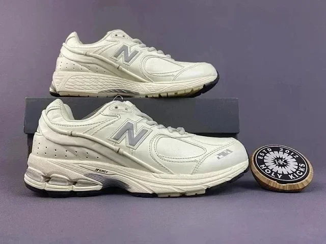 New Balance Sneakers 2002R product detail image 3