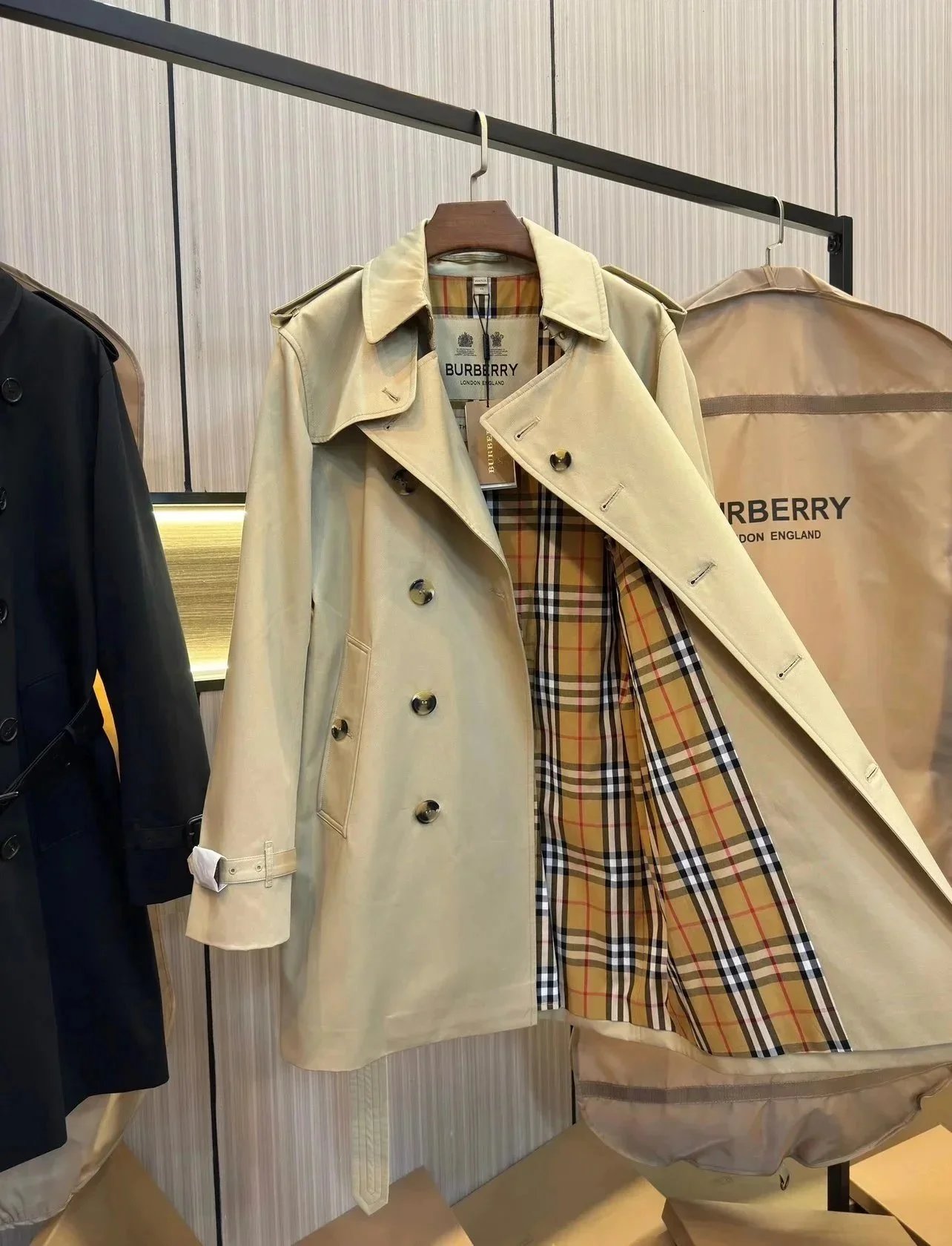 B.urberry W.indbreaker j.acket 巴 女长款羽绒服