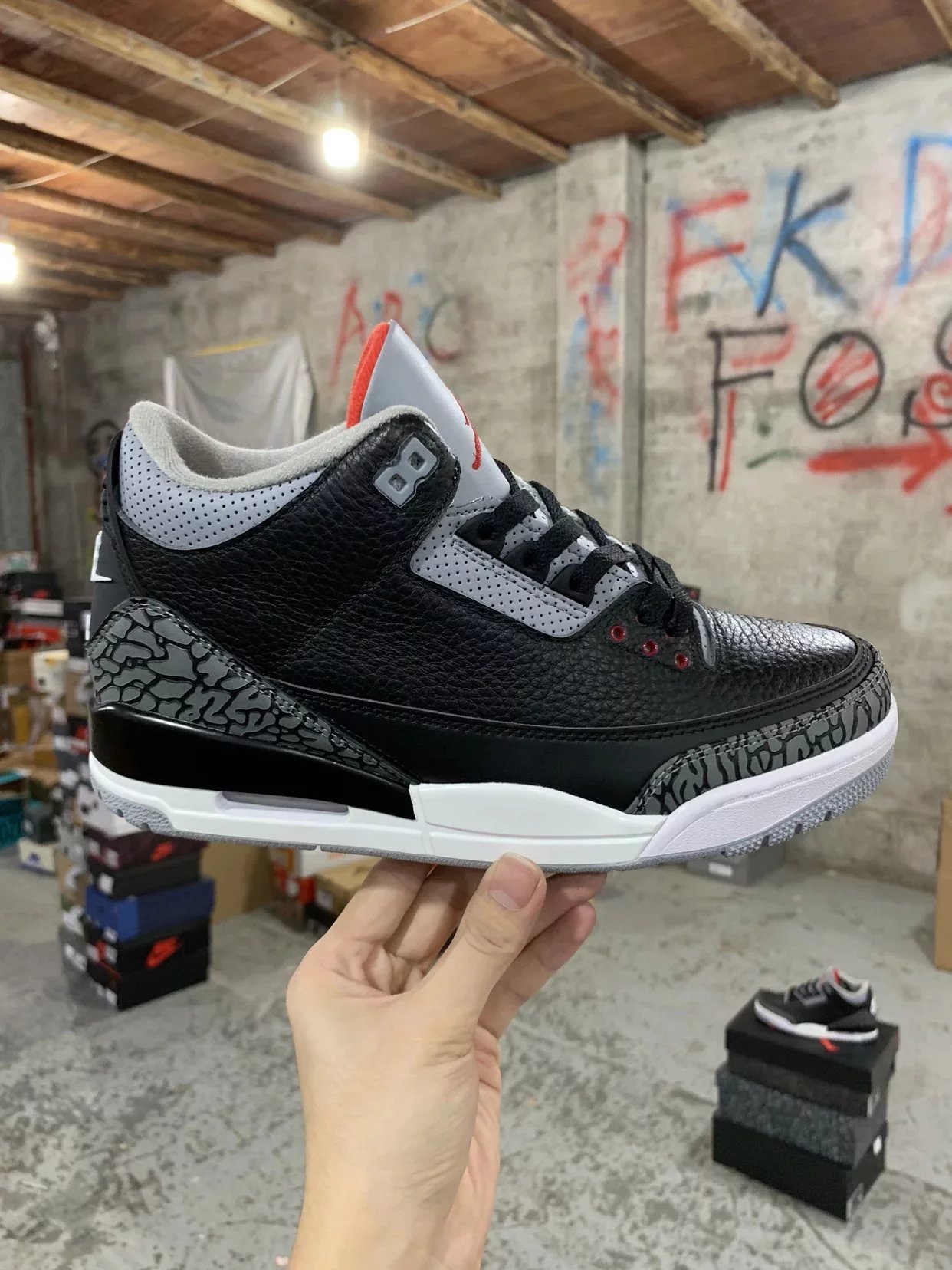 新版版本 Air Jordan 3 Retro Black Cement (2018)黑水泥 黑色品质升级 加厚皮质 中底带钢印 力推此版本AJ3乔丹三代原纸板楦头开发 高清洁度 头层皮料 完美