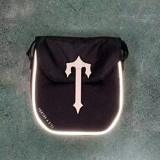 Trapstar Crossbody Bags Flap Bag with Logo Buckle product detail image 9
