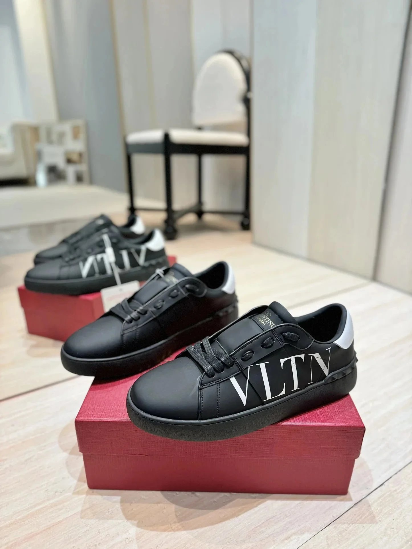 Valentino Garavani Rockstud Spike Low-Top White Pink Multicolor Sneakers - 7