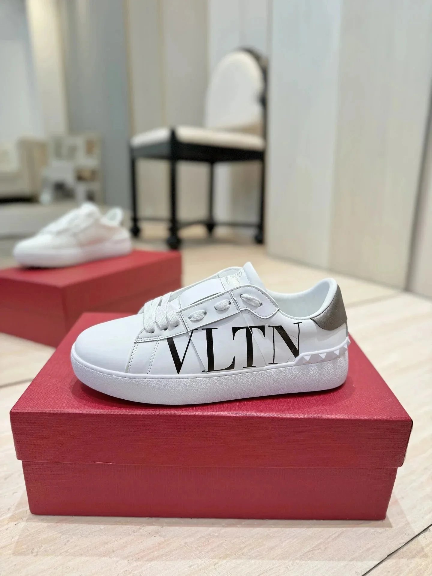 Valentino Garavani Rockstud Spike Low-Top White Pink Multicolor Sneakers - 4