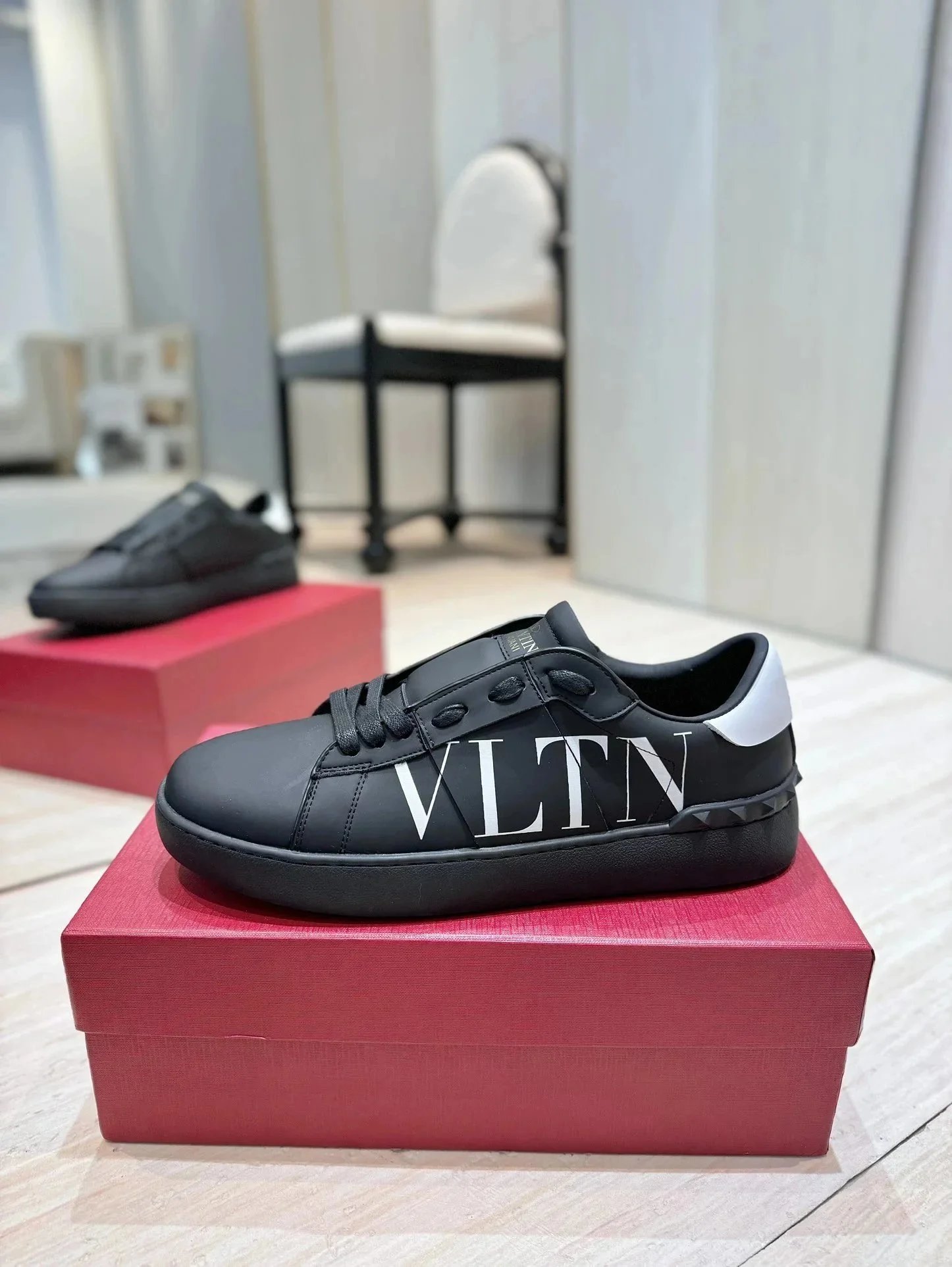 Valentino Garavani Rockstud Spike Low-Top White Pink Multicolor Sneakers - 8