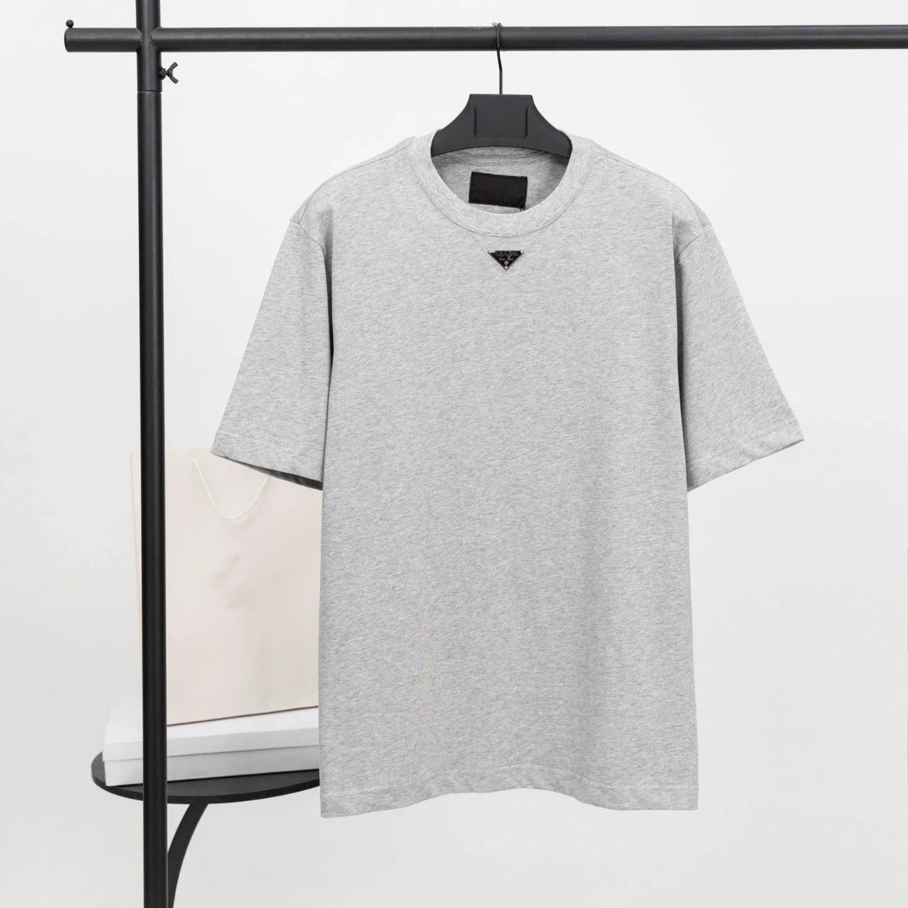 Metal triangle logo series style P short-sleeved T-shirts for men and women