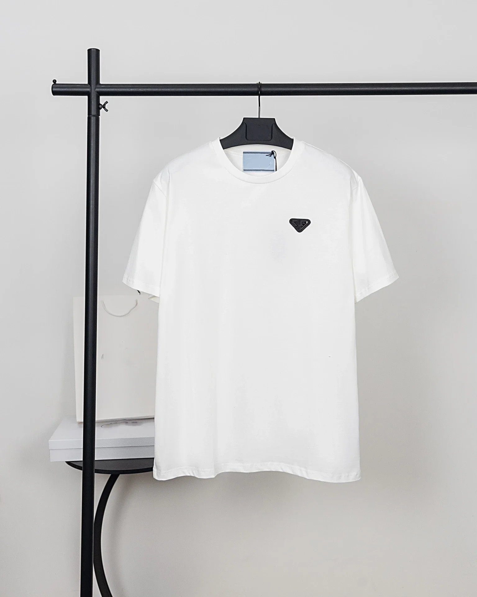 Metal triangle logo series style P short-sleeved T-shirts for men and women