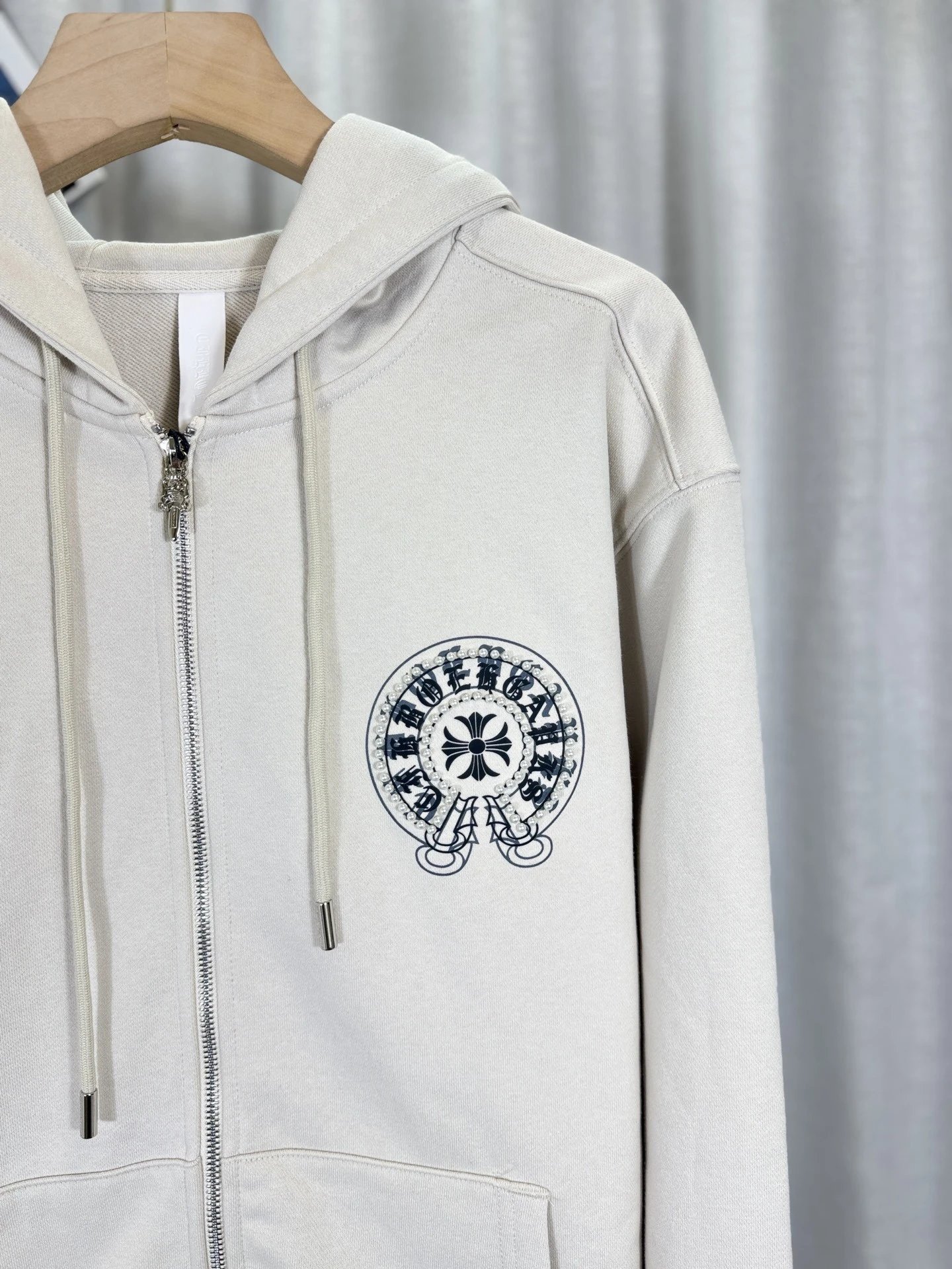 Design Pearl-Embellished Gothic Logo Hoodie White - 19