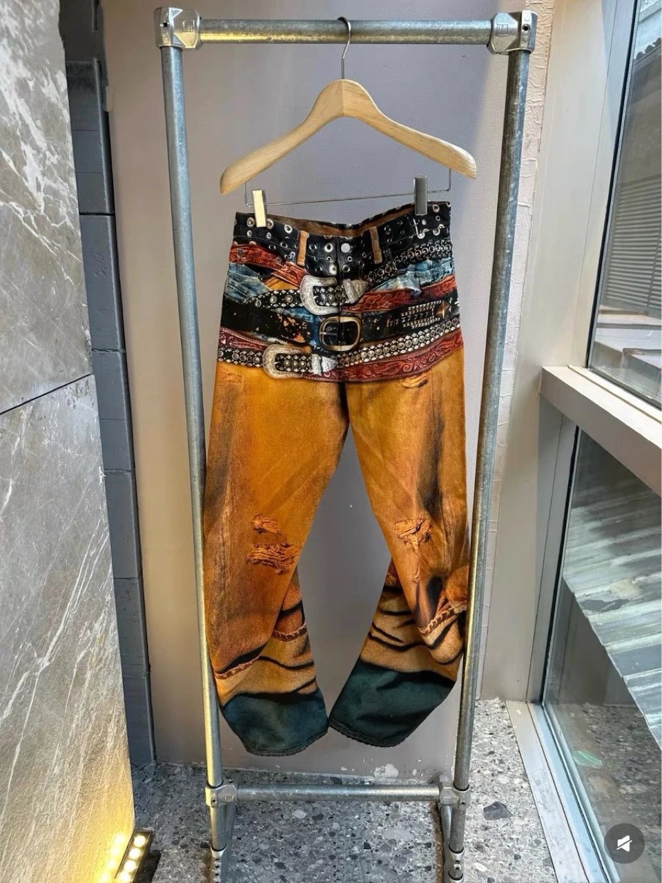 Design Belt-Print Distressed Wide-Leg Jeans - 10