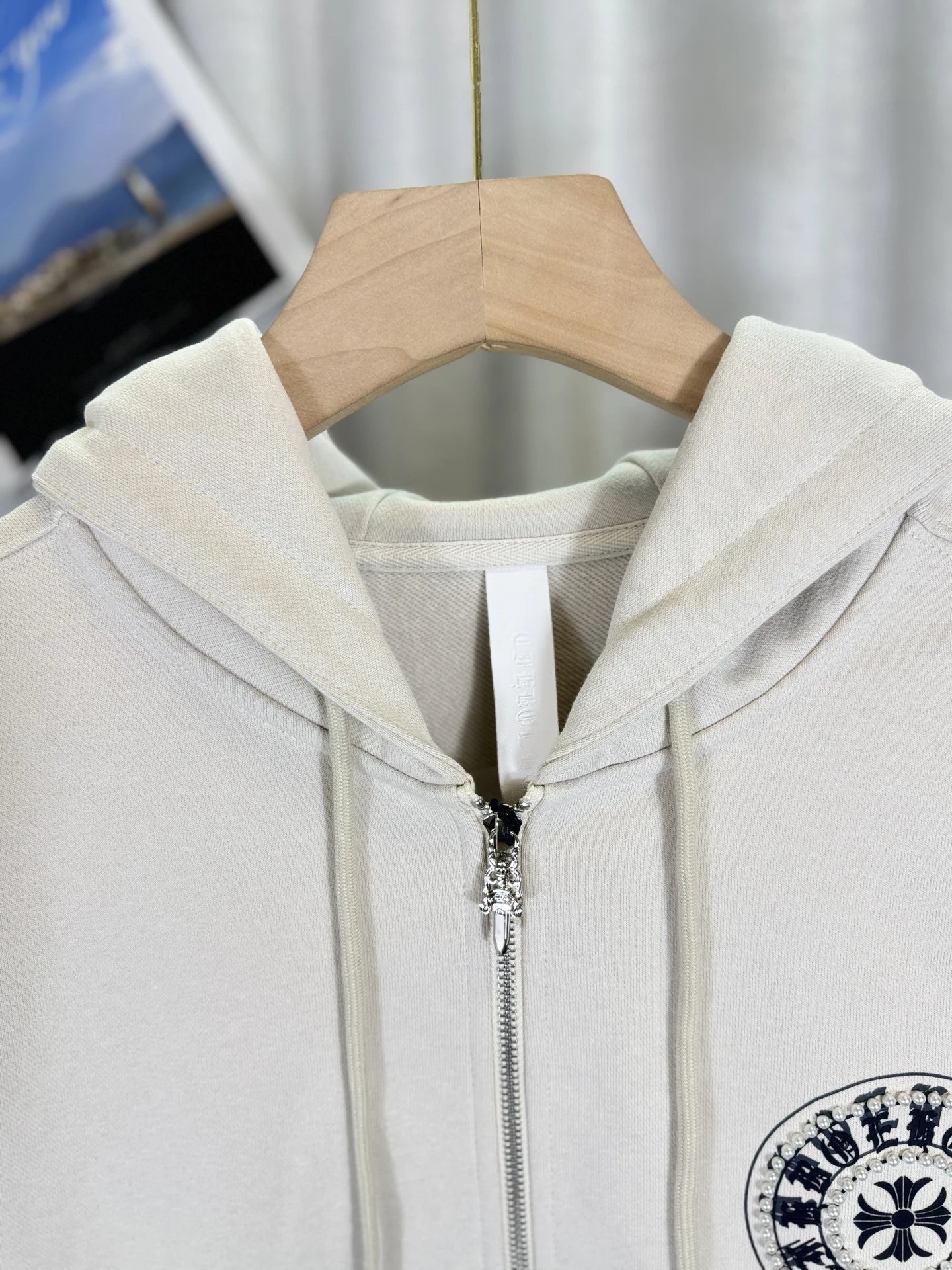 Design Pearl-Embellished Gothic Logo Hoodie White - 20