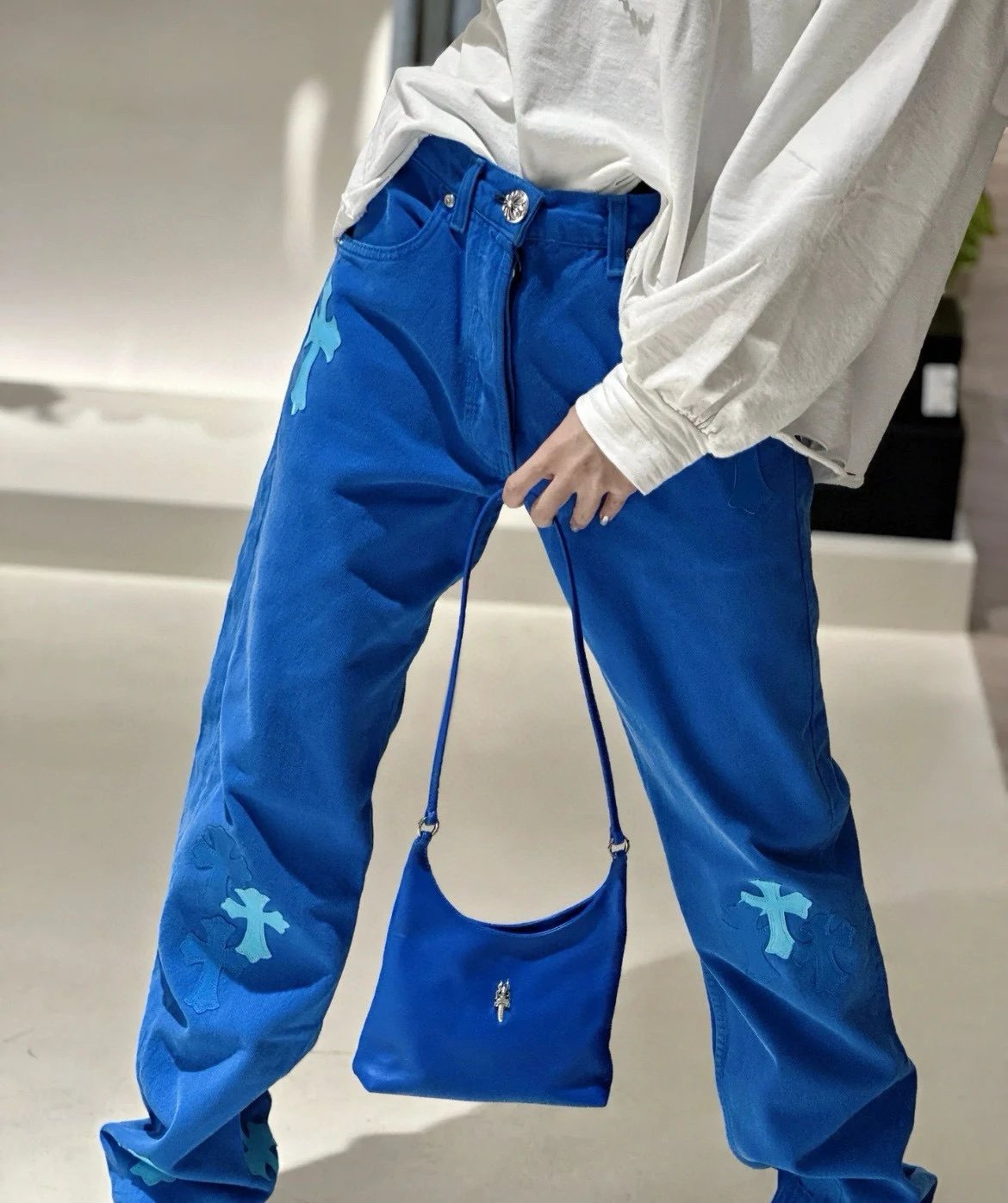 Design Cross Motif Embroidered Flared Jeans Blue - 4
