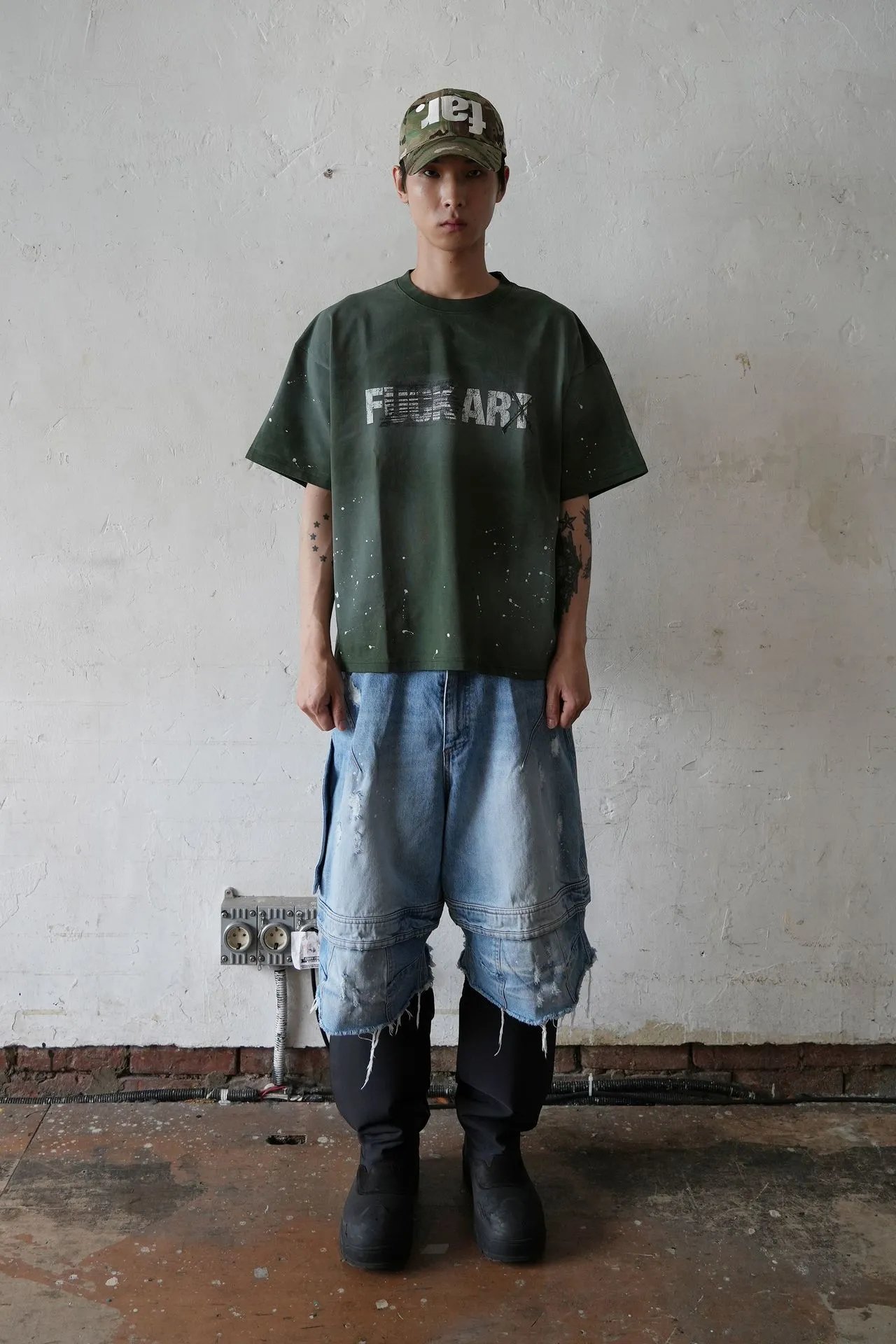 Design Cargo Denim Jeans Light Wash Distressed Cuffed Jeans - 3
