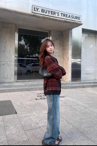 Design Plaid Collar Cardigan in Rust and Black Outerwear.cardigan - 19
