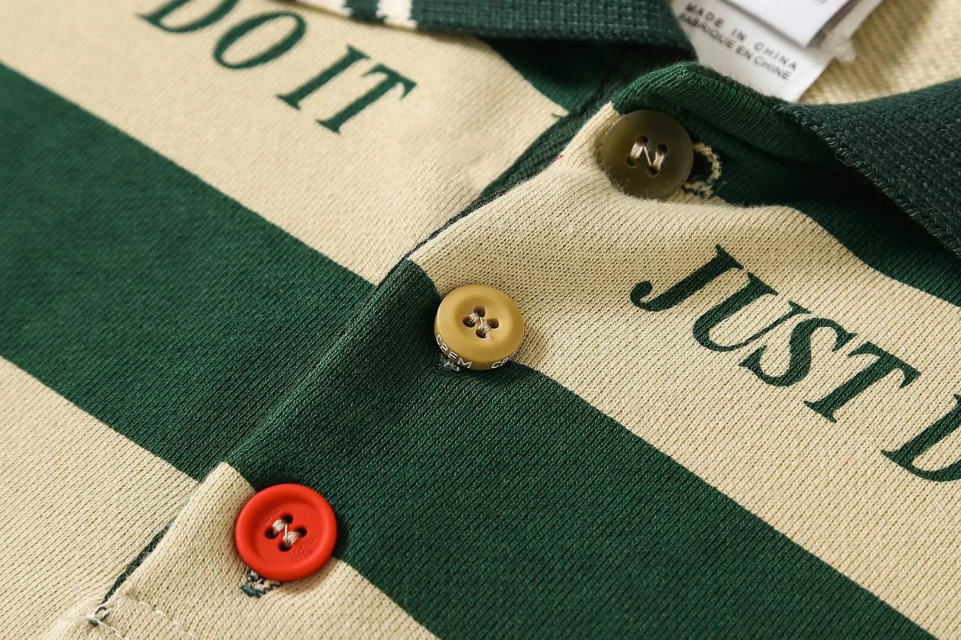 Design Nike 'Just Do It' Graphic Long Sleeve Polo in Beige and Green Tops.polo - 5