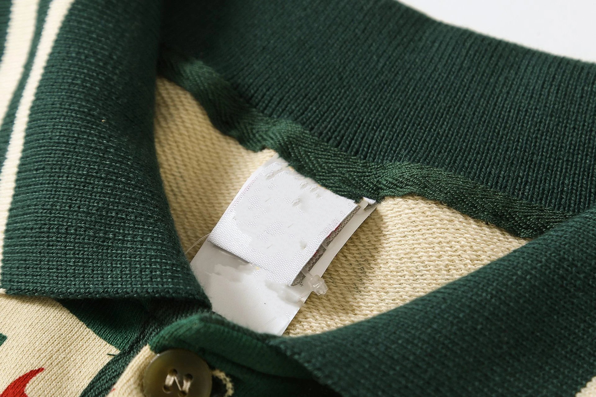 Design Nike 'Just Do It' Graphic Long Sleeve Polo in Beige and Green Tops.polo - 4
