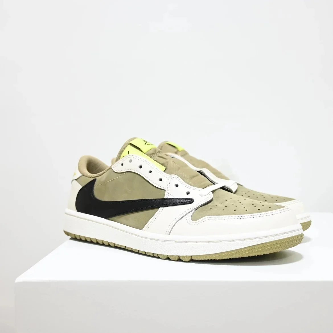 Travis Scott Air Jordan 1 Golf photo 2