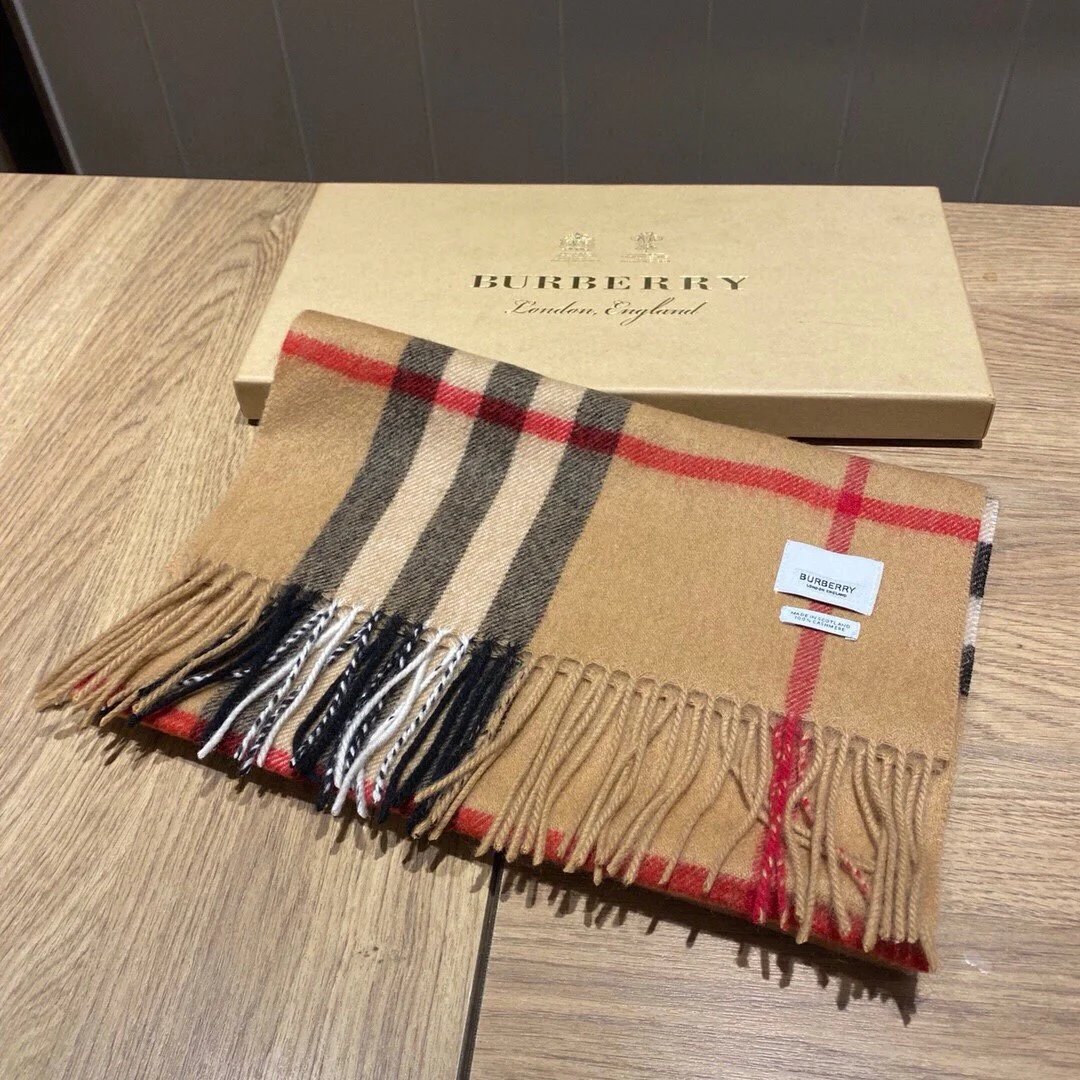 Burberry Classic Scarf photo 6