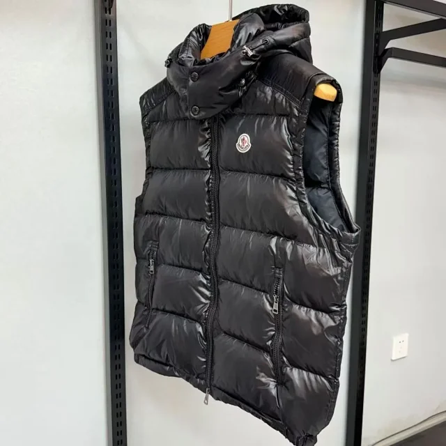 Moncler Vests Hooded Quilted Puffer Vest product detail image 2