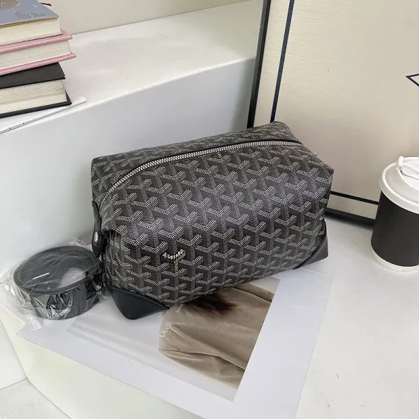 Goyard Saint-Louis Toiletry Bag Brown Monogram Travel Bags - 1